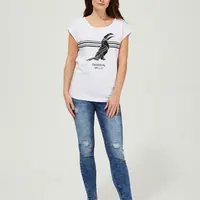 Roztrhané džínsy so stredným pásom