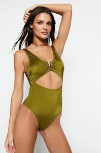 Trendyol Khaki Plavky s výstřihem do V s doplňky pro pravidelné nohy