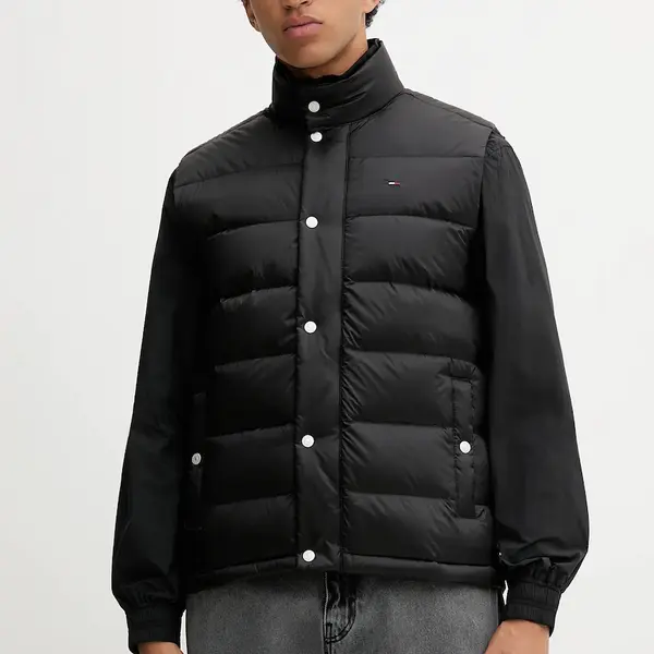 Péřová vesta Tommy Jeans černá barva, zimní, DM0DM21777