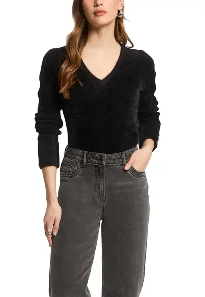 Černý svetr s výstřihem do V
