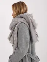 Šedý šál s károvaným vzorom