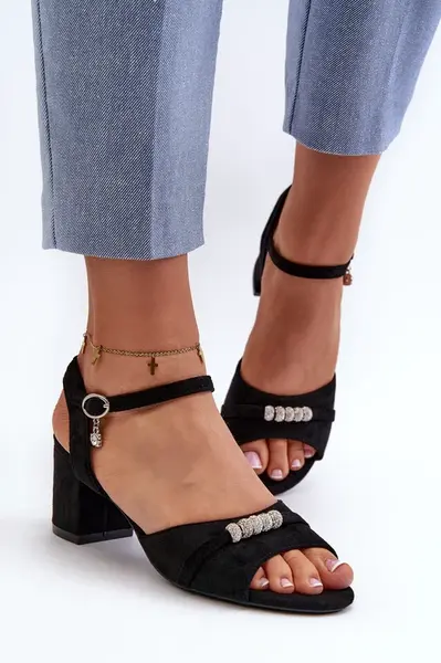 VINCEZA Dámske sandále z ekologickej semišovej kože na opätku s čiernymi ozdobami Narhi