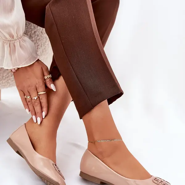 Lakované Elegantné Dámske Baletky S Ozdobným Detalom Béžové Vinceza 17377