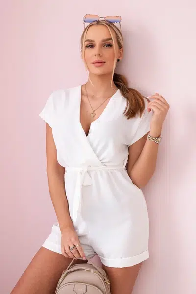 Short jumpsuit with a tie at the ecru waist