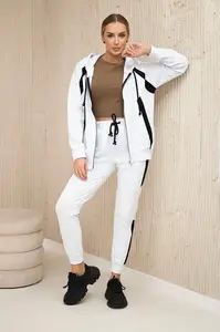 Sportovní souprava s bílými pruhy