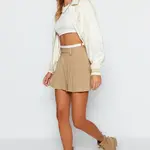 Trendyol béžová mini sukně s dvojitým páskem a plisováním