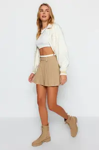 Trendyol béžová mini sukně s dvojitým páskem a plisováním