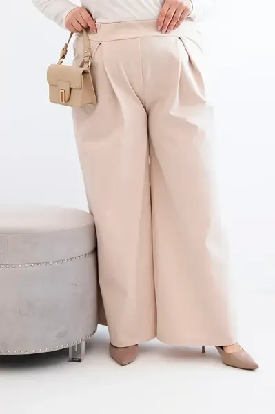 Plus size kalhoty s širokými kalhotami a záhyby