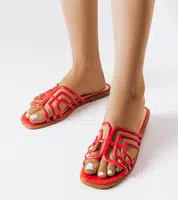 Gemre White slides Ypsy