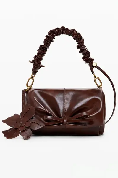 Kožená kabelka s květinovým detailem