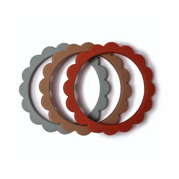 Mushie náramkové hryzátko zo silikónu FLOWER - Cambridge Blue / Clementine / Natural