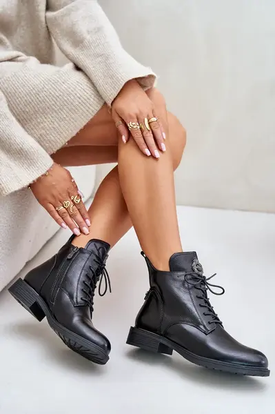 Insulated ankle boots with a flat heel with black Leonise decoration