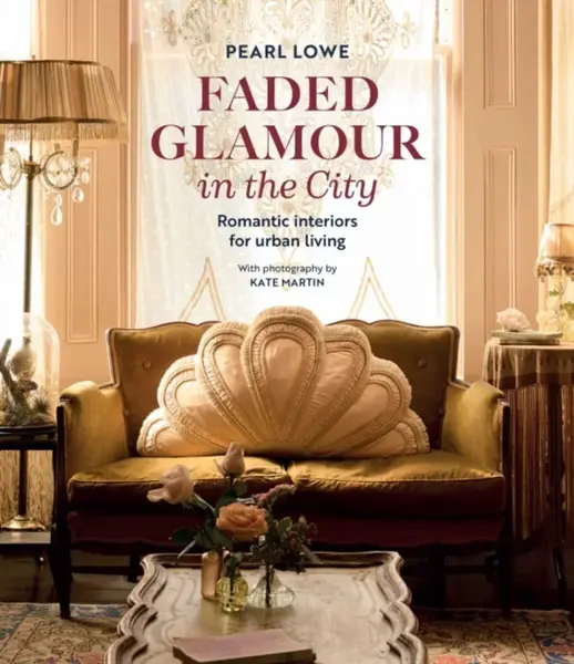 Faded Glamour in the City - Pearl Löwe