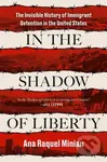 In The Shadow Of Liberty (The Invisible History of Immigrant Detention in the United States) - kniha z kategorie Humanitní a společenské vědy