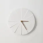 ODLITO Betonové nástěnné hodiny Koláč – bílá – 28,5 cm – hnědé ručičky