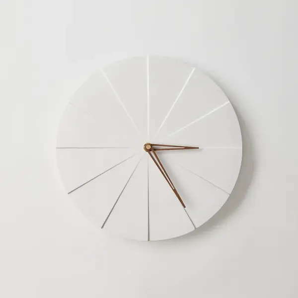 ODLITO Betonové nástěnné hodiny Koláč – bílá – 28,5 cm – hnědé ručičky