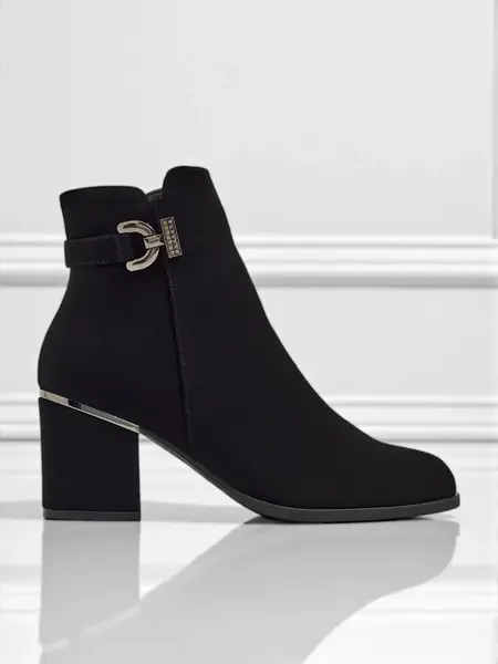 Černé kotníkové boty na podpatku