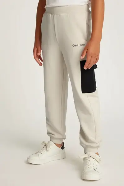 Dětské bavlněné tepláky Calvin Klein Jeans BLOCK CARGO béžová barva, IB0IB02349