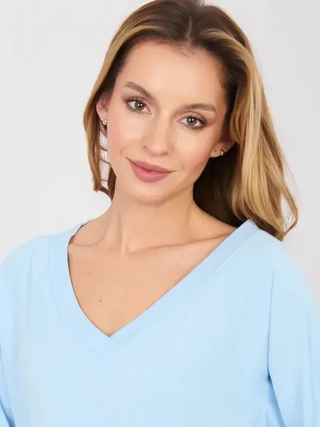 Pastelově modré dresové šaty s V výstřihem