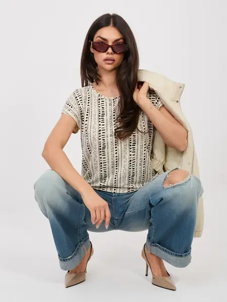 Světloběžná vzorovaná halenka