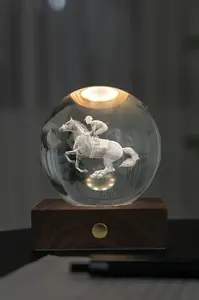 Bezdrátová stolní LED lampa Gingko Design Amber Crystal Light 9,5 x 8 cm