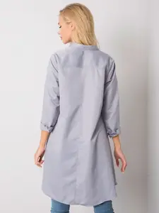 Šedá košile s prodlouženými zády
