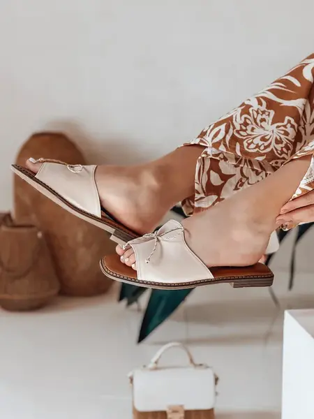 Klapki damskie z kokardą KISSBOW beżowe Dstreet