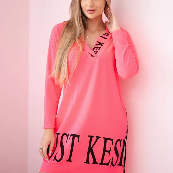 Šaty s kapucí a růžovým neonovým potiskem
