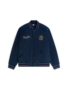 Tommy Jeans Prechodná bunda 'Crest Patch Relaxed Bomber'  námornícka modrá / mokka / čerešňová / biela