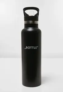 Černá láhev na pití s ​​nápisem