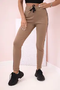 Kesi Dámské teplákové kalhoty s lampasem a šňůrkou v pase camel