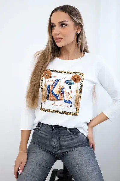 Halenka s 3D grafikou a ozdobným pom pom bílá