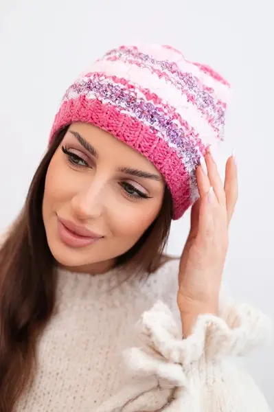 Dámská zimní čepice s dekorativními krystaly