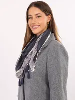 Tmavě modrá šála s ozdobnými třásněmi