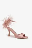 Růžové sandály na podpatku s peříčky