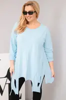 Plus size blúzka s asymetrickým lemom a výrezmi