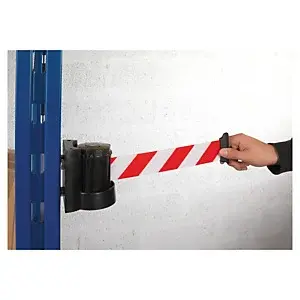 Bariérová páska s magnetickou nástěnnou kazetou a deskou, červenobílá