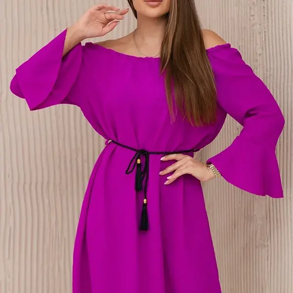 Dress tied at the waist with a string of dark purple color