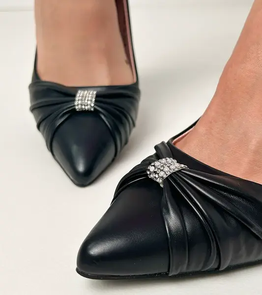 marka niezdefiniowana Čierne klasické lodičky na ihličke s kryštálmi Bronney