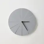 ODLITO Betonové nástěnné hodiny Koláč – šedá – 28,5 cm – černé ručičky