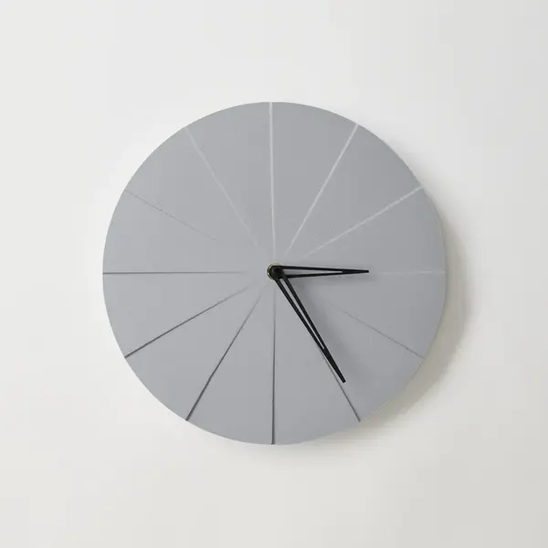 ODLITO Betonové nástěnné hodiny Koláč – šedá – 28,5 cm – černé ručičky