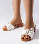 D/CEO Beżowe klapki z łańcuchem Levy