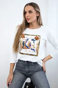 Halenka s 3D grafikou a ozdobným pom pom bílá