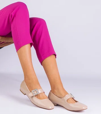 Gemre Beige patent leather ballet flats decorated with a buckle Furseda