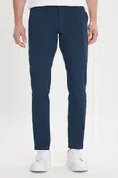 AC&Co / Altınyıldız Classics Pánské námořnicky modré plátěné kalhoty Slim Fit s přiléhavým střihem, bočními kapsami a pružným materiálem.