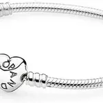 Pandora Stříbrný náramek se srdíčkovým zapínáním 590719 23 cm