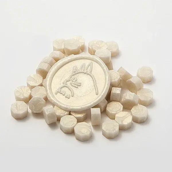 Illusory Color Sealing Wax Particles