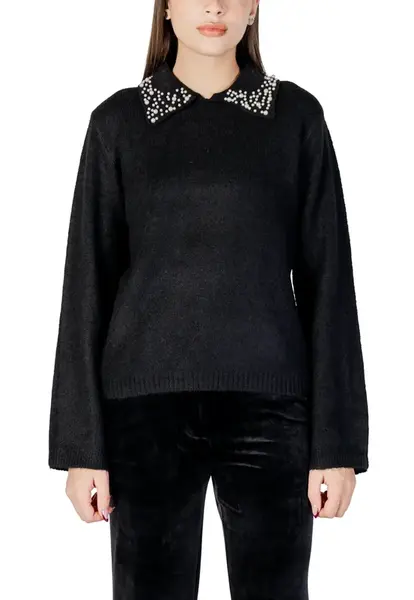 Čierny sveter s ozdobným golierom