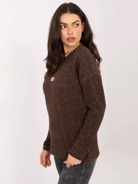 Hnědý svetr s dlouhými rukávy