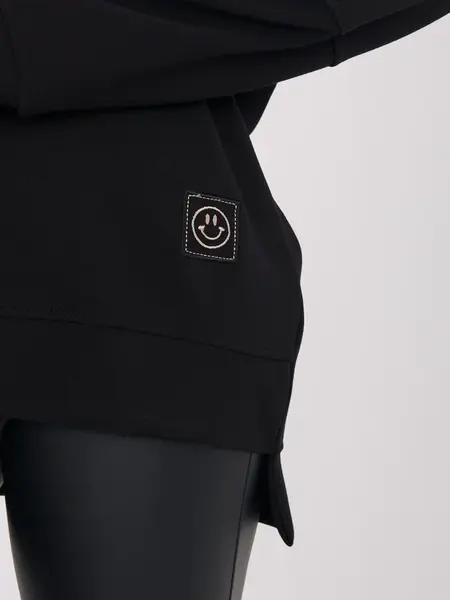 Čierna mikina s úsmevom